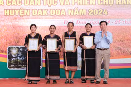 Trao giải thi tay nghề đan lát, dệt thổ cẩm cho các nghệ nhân huyện Đak Đoa