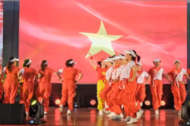 Phụ nữ Gia Lai hưởng ứng Tuần lễ áo dài và nhảy dân vũ