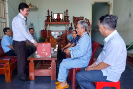 Trưởng Ban Tổ chức Tỉnh ủy Huỳnh Quang Thái thăm, tặng quà các gia đình có công tiêu biểu tại thị xã Ayun Pa và Phú Thiện