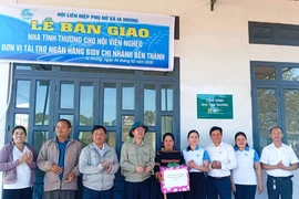 Tặng nhà tình thương cho hội viên phụ nữ có 2 con bị bệnh hiểm nghèo ở làng Blang 1