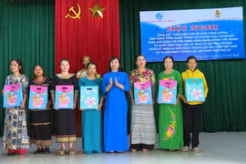 Chư Prông tặng 120 bộ áo dài cho phụ nữ khó khăn