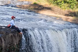 "Bệnh viện dã chiến" trong lòng thác
