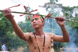 Độc đáo nghi lễ bôi huyết lên cột nêu của người Bahnar