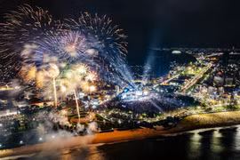 Khách sạn Pleiku ngập trong màu cờ Tổ quốc chào đón du khách khắp nơi về với Phố núi dịp Quốc khánh. Ảnh: Minh Châu