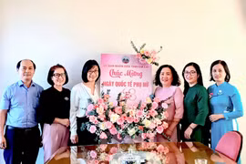 Phó Chủ tịch UBND tỉnh Gia Lai Nguyễn Thị Thanh Lịch chúc mừng Hội LHPN tỉnh ngày Quốc tế phụ nữ 8-3