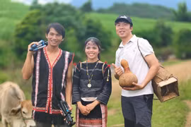 Phóng viên ảnh-travel blogger nổi tiếng Ngô Trần Hải An (bìa phải) trải nghiệm tại làng DLCĐ Mơ Hra-Đáp. Ảnh: Quốc Nguyễn