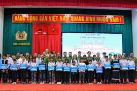 Tặng 28 sổ tiết kiệm cho con đỡ đầu, con nuôi Công an tỉnh Gia Lai