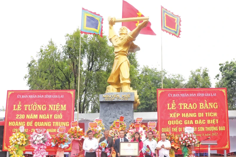 Rêu phong thành cổ 