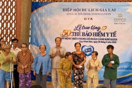 Đại diện Hiệp hội Du lịch tỉnh Gia Lai trao thẻ bảo hiểm y tế cho bệnh nhân phong.