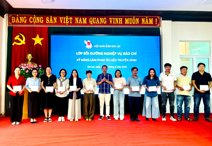 Phó Chủ tịch Thường trực Hội Nhà báo tỉnh Trần Quốc Anh (ở giữa) trao giấy chứng nhận cho các học viên. Ảnh: Minh Nhật ee195a3194ebd864dc1a9b4815e00c35-9461.jpg