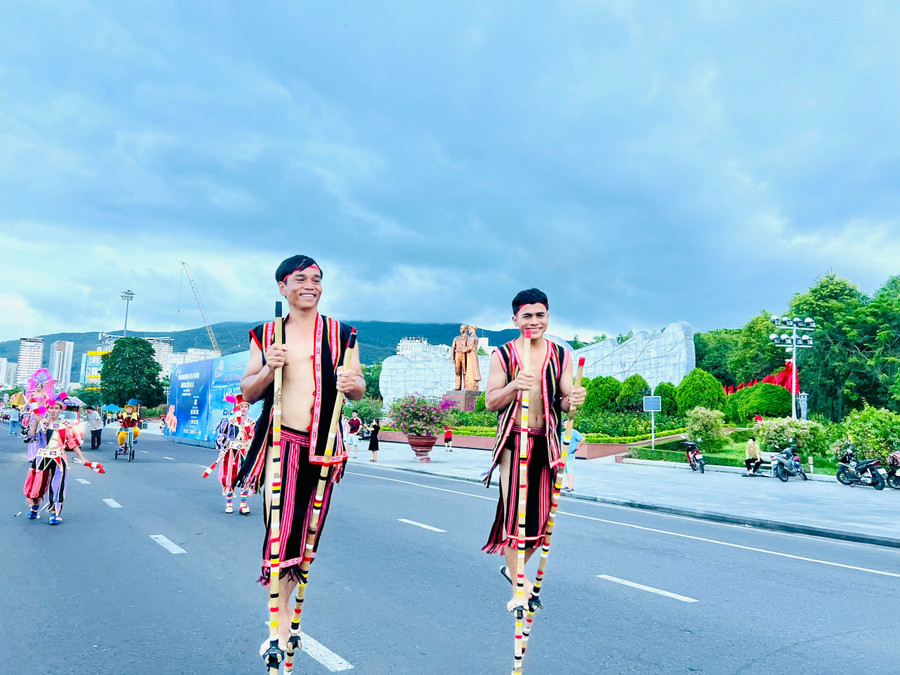 ក្មេងប្រុស Jrai បង្ហាញពីជំនាញដើររបស់គេ។ 5454674e7e43f51dac52.jpg