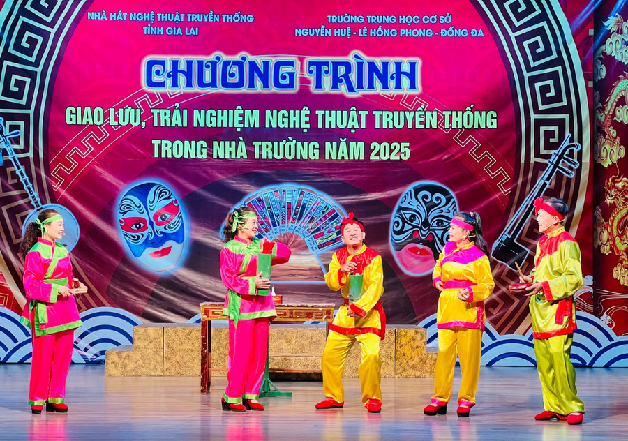Phần hát Bài chòi dân gian do các nghệ sĩ, diễn viên biểu diễn giúp các em học sinh có thêm những thông tin bổ ích. Ảnh: M.N phan-hat-bai-choi-dan-gian-do-cac-nghe-si-bieu-dien-mang-den-niem-vui-cho-hoc-sinh.jpg