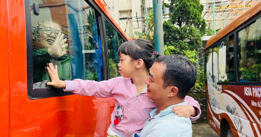 Khoảnh khắc chiến sĩ "nhí" tạm biệt người thân trước khi di chuyển đến Tiểu đoàn Bộ binh 50 tham gia huấn luyện. Ảnh: P.L 1bc6f43b672a274f72243198afc8febc.jpg