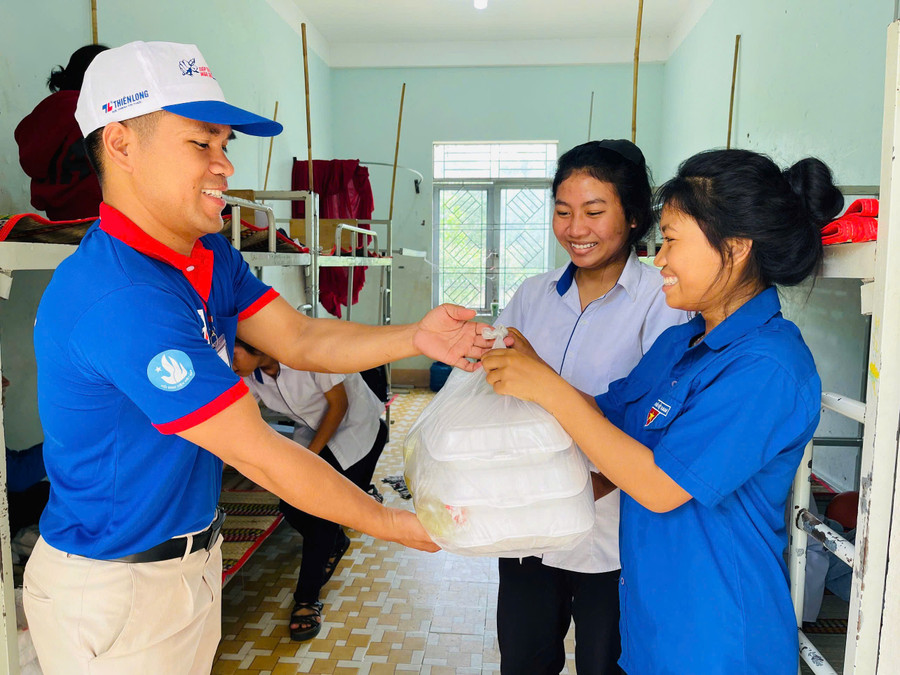 Tình nguyện viên phát cơm cho các thí sinh tham gia kỳ thi tốt nghiệp THPT tại điểm thi Trường THPT Nguyễn Tất Thành. Ảnh: R.T c66158bff8634f3d1672.jpg