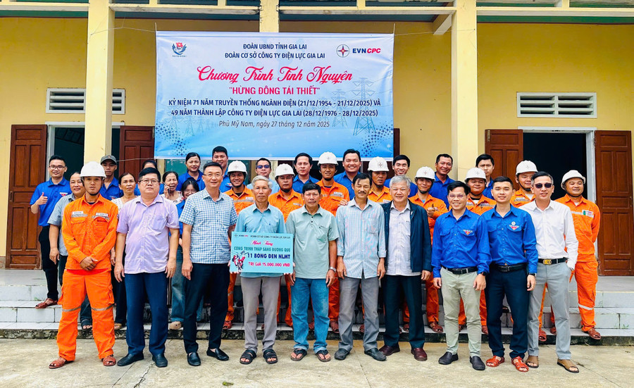 doan-co-so-cong-ty-dien-luc-gia-lai-trao-bang-tuong-trung-cong-trinh-thap-sang-duong-que-cho-nguoi-dan-thon-van-thai.jpg