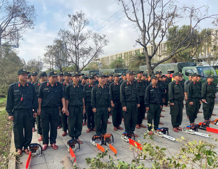 More than 300 officers and soldiers of the South Central Mobile Police Regiment participated in overcoming the effects of storm No. 13. Photo: Hong Linh hon-300-can-bo-chien-si-ra-quan-ho-tro-khac-phuc-anh-huong-cua-bao-so-13.jpg