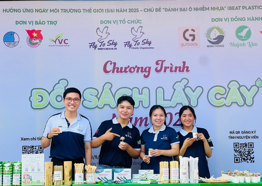 Chương trình “Đổi sách lấy cây” được nhóm từ thiện Fly To Sky tổ chức nhằm lan tỏa các thông điệp bảo vệ môi trường. Ảnh: M.N b36e1dea92f2c21e635d1236095ff6f6.jpg