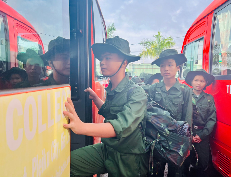 Các chiến sĩ “nhí” di chuyển đến Tiểu đoàn Bộ binh 50 để tham gia huấn luyện. Ảnh: P.L 47e034e4f32ad962460a248e8729ff46.jpg