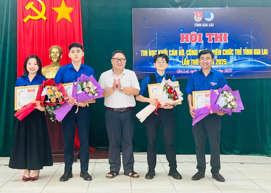 Phó Bí thư Tỉnh Đoàn Nguyễn Chí Hiếu (ở giữa) trao giải nhất cho các thí sinh. Ảnh: P.L 3bd6bc9cee8a8a58a7fb8d4955712777.jpg