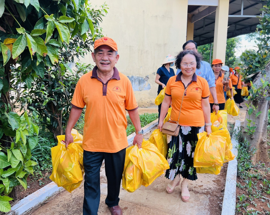 Dù bị bệnh ung thư dạ dày nhưng ông Huỳnh Văn Chí (bìa trái) vẫn tham gia đầy đủ các hoạt động ý nghĩa của Hội tình thương Pleiku. Ảnh: P.L bi-benh-ung-thu-da-day-ong-huynh-van-chi-bia-trai-van-tham-gia-day-du-cac-hoat-dong-y-nghia-cua-hoi-tinh-thuong-pleiku-anh-pl.jpg