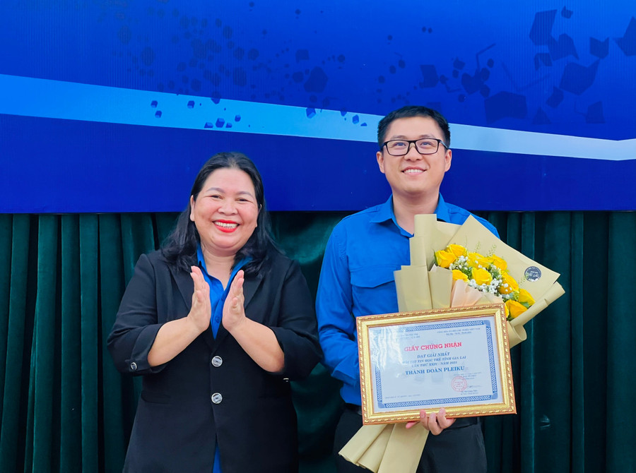 Bí thư Tỉnh Đoàn Hà Thị Giang Thảo trao giải nhất toàn đoàn cho đơn vị Thành Đoàn Pleiku. Ảnh: P.L 448a87c8e610b18f88fa378e7336fc09.jpg