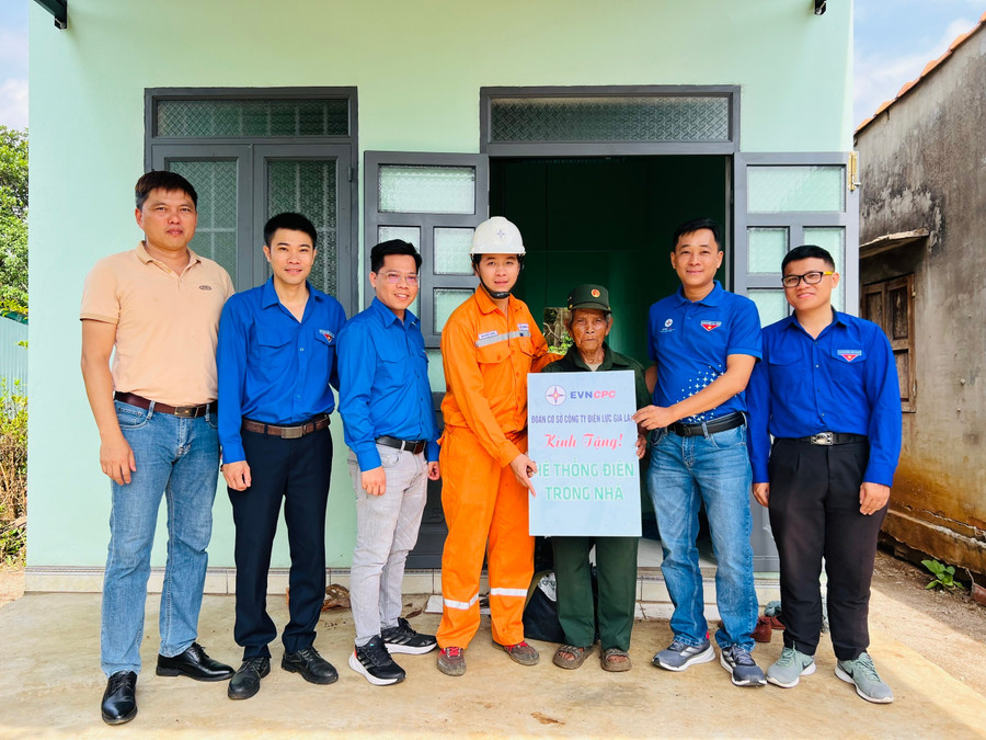 Đại diện Đoàn cơ sở Công ty Điện lực Gia Lai trao tặng hệ thống điện trong nhà ông Ngưih (làng Chuk). Ảnh: M.N e46fa387133ff232b23fe94281a1b609.jpg