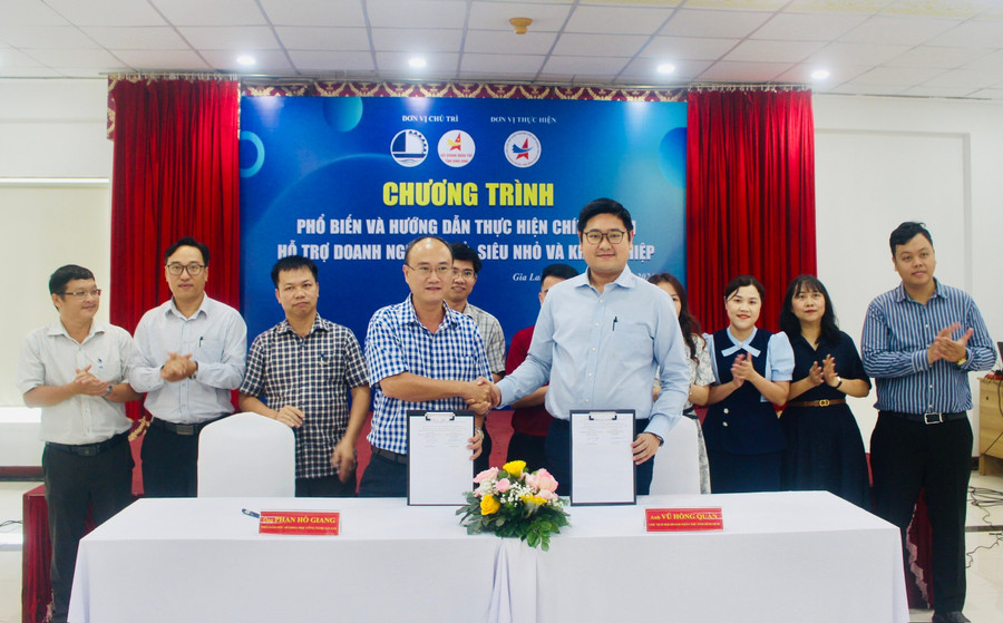 Sở Khoa học và Công nghệ cùng Hội Doanh nhân trẻ Bình Định ký kết bản ghi nhớ phối hợp trong công tác hỗ trợ, phát triển doanh nghiệp nhỏ và vừa. Ảnh: P.L lanh-dao-so-khoa-hoc-va-cong-nghe-cung-hoi-doanh-nhan-tre-binh-dinh-ky-ket-ban-ghi-nho.jpg