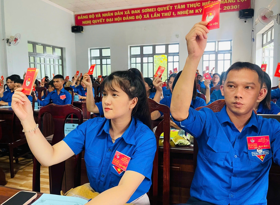 Đại biểu biểu quyết thông qua các chỉ tiêu trọng tâm trong nhiệm kỳ 2025-2030. Ảnh: Yang Tuyết img-8048.jpg