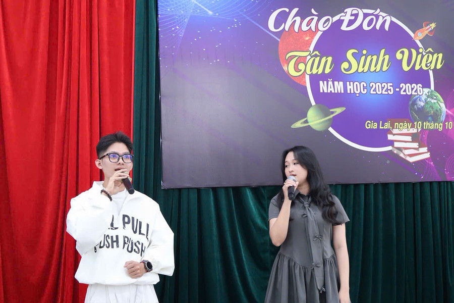Một tiết mục văn nghệ biểu diễn tại chương trình chào đón tân sinh viên. Ảnh: Quốc Dũng img-8050.jpg