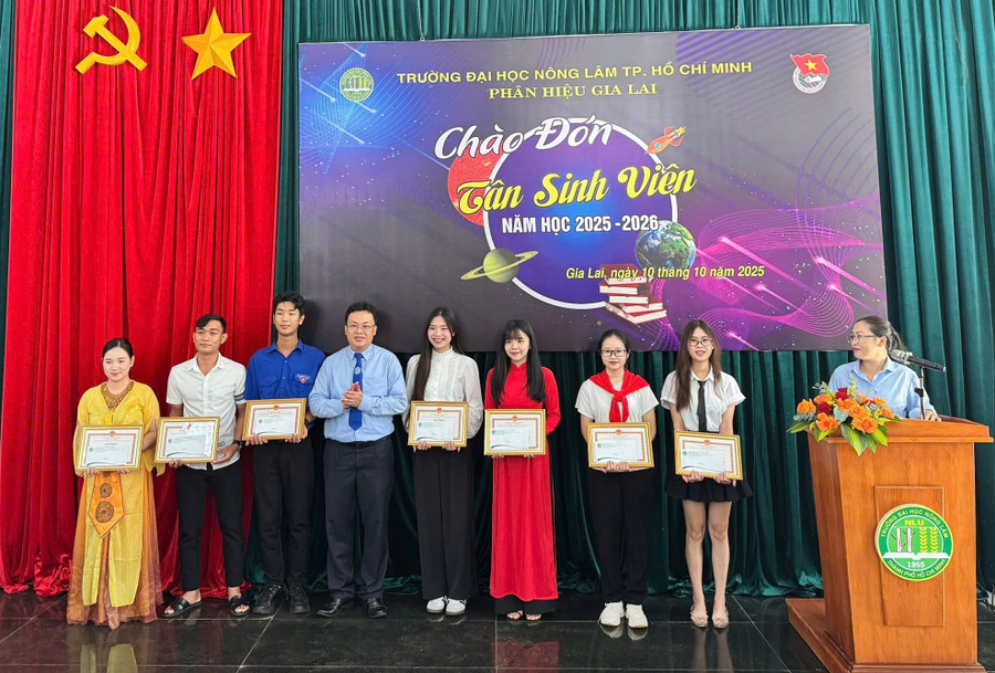Phân hiệu Trường Đại học Nông lâm TP. Hồ Chí Minh tại Gia Lai trao quà cho sinh viên, đoàn viên tiêu biểu và sinh viên thủ khoa đầu vào trong kỳ tuyển sinh năm 2025. Ảnh: Quốc Dũng img-8049.jpg