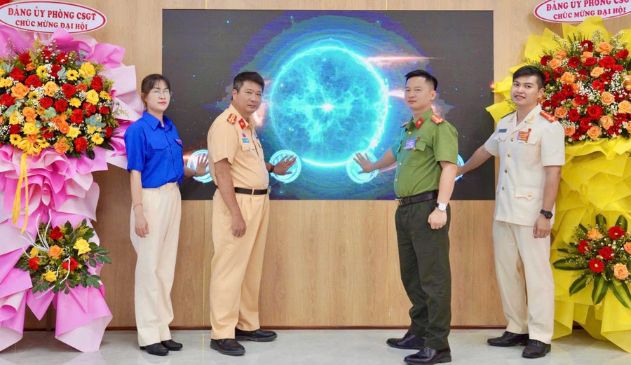 Lãnh đạo Phòng Cảnh sát giao thông, Hội Phụ nữ-Ban Thanh niên Công an tỉnh, Đoàn cơ sở Phòng Cảnh sát giao thông phát động phong trào “Chuyển đổi số vì an toàn giao thông”. Ảnh: Hữu Hiếu img-8046.jpg