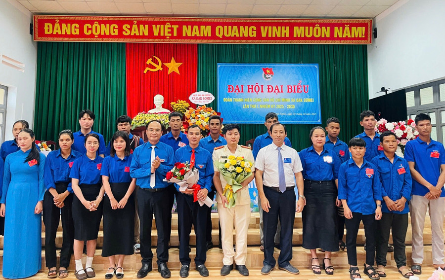 Anh Đỗ Đức Thanh (hàng trước, thứ 5 từ trái sang) tặng hoa chúc mừng Ban Chấp hành Đoàn xã Đak Sơmei nhiệm kỳ 2025-2030. Ảnh: Yang Tuyết img-8047.jpg
