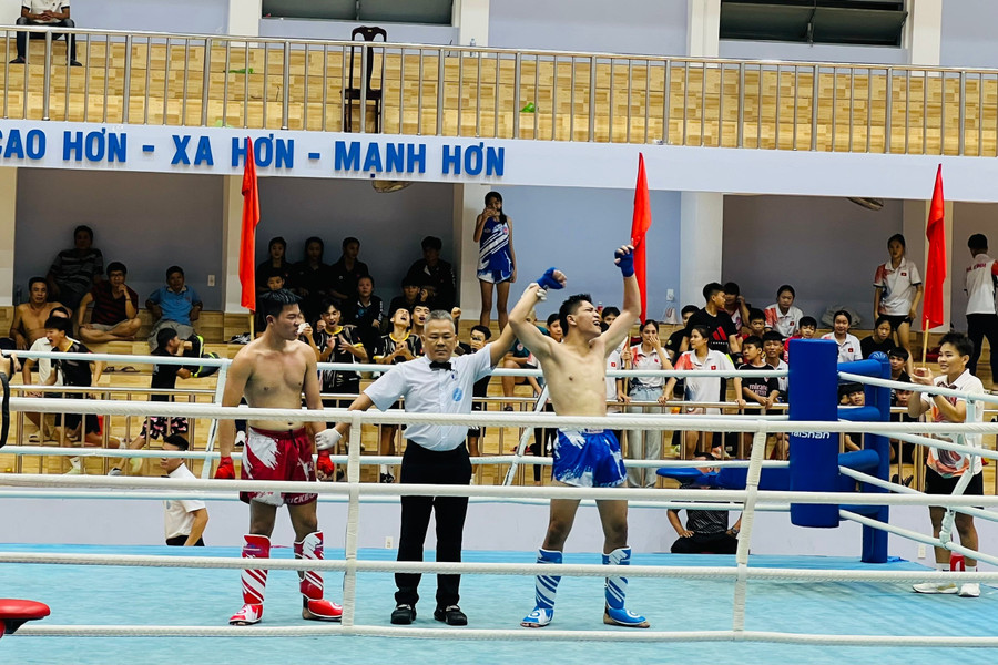 Các vận động viên nỗ lực thi đấu để mang về thành tích cho đơn vị. Ảnh: M.N b7b8f963860de60a97049159be6edba7.jpg