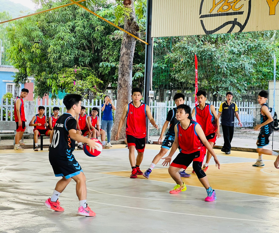 Giải bóng rổ các câu lạc bộ thanh-thiếu niên diễn ra ngay sau lễ khai mạc ngày hội. Ảnh: M.N aadadbd6ae55b71803c2cb8b346f7bbd.jpg