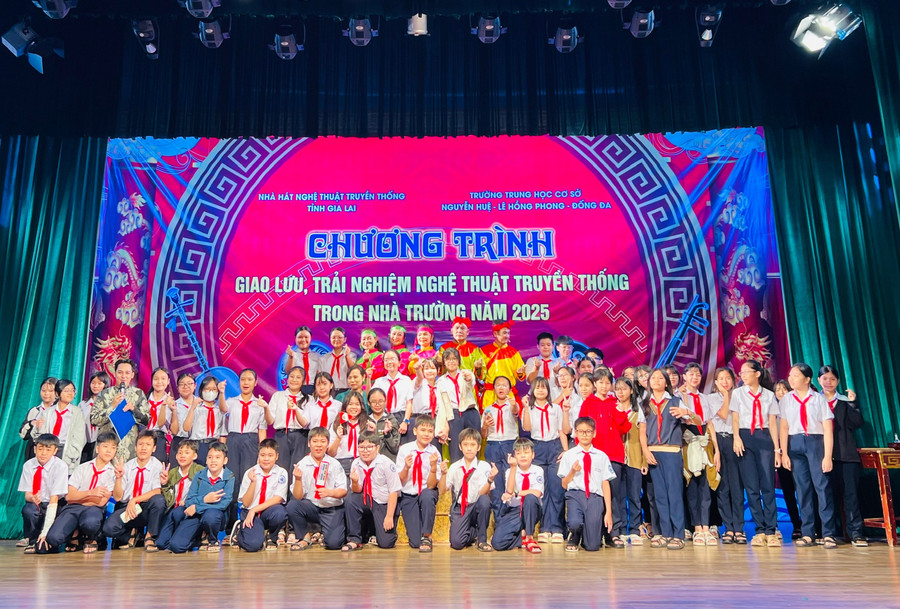 Chương trình giao lưu, trải nghiệm nghệ thuật truyền thống nhận được sự quan tâm của đông đảo học sinh. Ảnh: M.N chuong-trinh-giao-luu-trai-nghiem-nghe-thuat-truyen-thong-thu-hut-su-quan-tam-cua-dong-dao-hoc-sinh.jpg