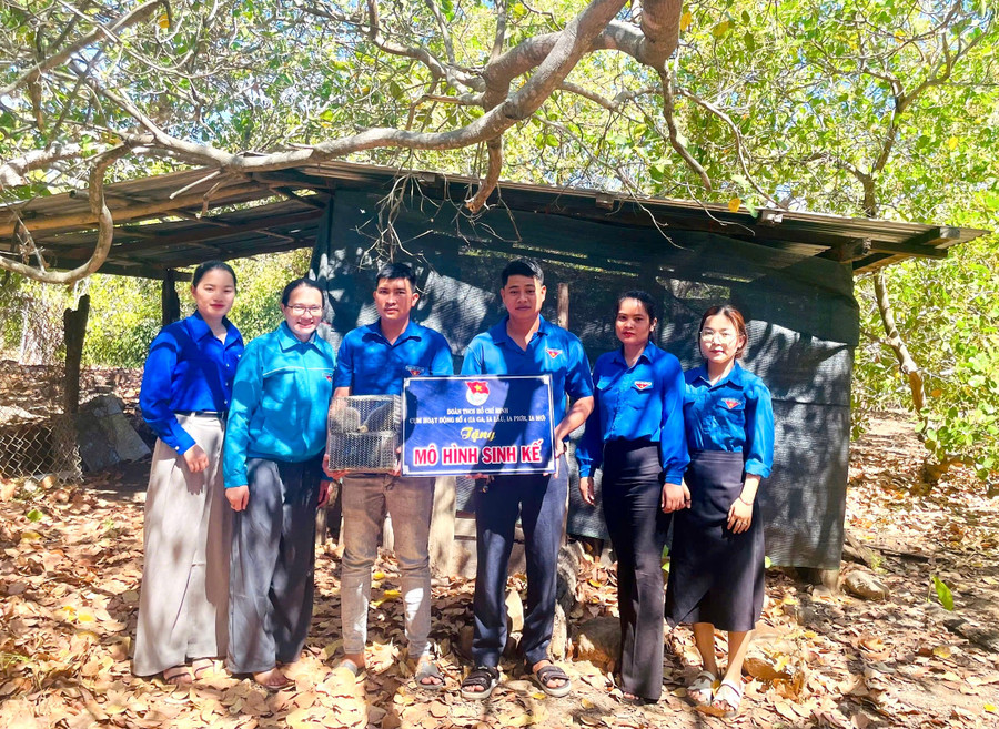 Cụm hoạt động công tác Đoàn và phong trào thanh thiếu nhi số 4 (thuộc Huyện Đoàn Chư Prông) tặng mô hình sinh kế cho anh Bùi Văn Lương. Ảnh: S.K img-1506.jpg
