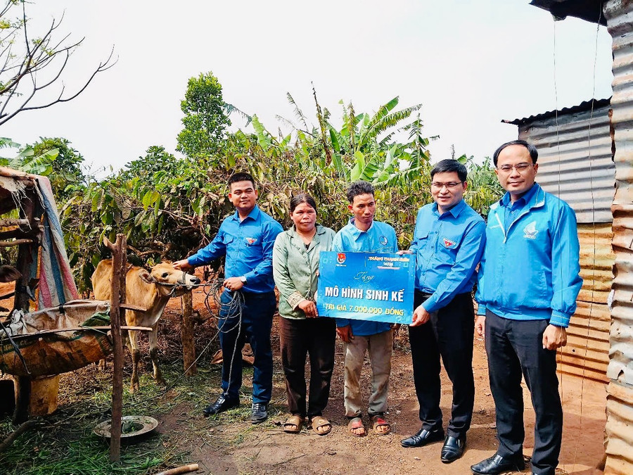 Anh Đỗ Đức Thanh (bìa phải)-Phó Bí thư Thường trực Tỉnh Đoàn, Chủ tịch Hội LHTN Việt Nam tỉnh tặng mô hình sinh kế cho anh Mon (ở giữa, làng Ngơm Thung). Ảnh: M.N img-1508.jpg
