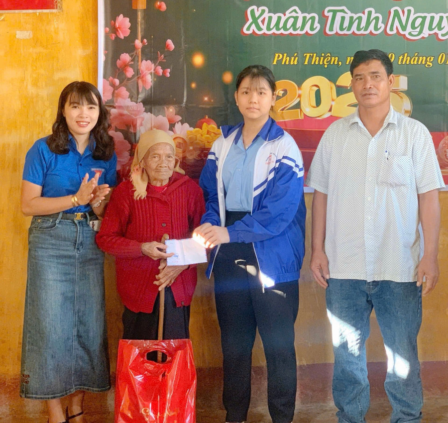 Chị Nguyễn Thị Thanh Sen (bìa trái)-Bí thư Đoàn trường THPT Trần Quốc Tuấn (huyện Phú Thiện) là 1 trong 7 đại biểu của tỉnh tham gia Đại hội Thanh niên tiên tiến làm theo lời Bác toàn quốc. Ảnh: P.L img-1838.jpg