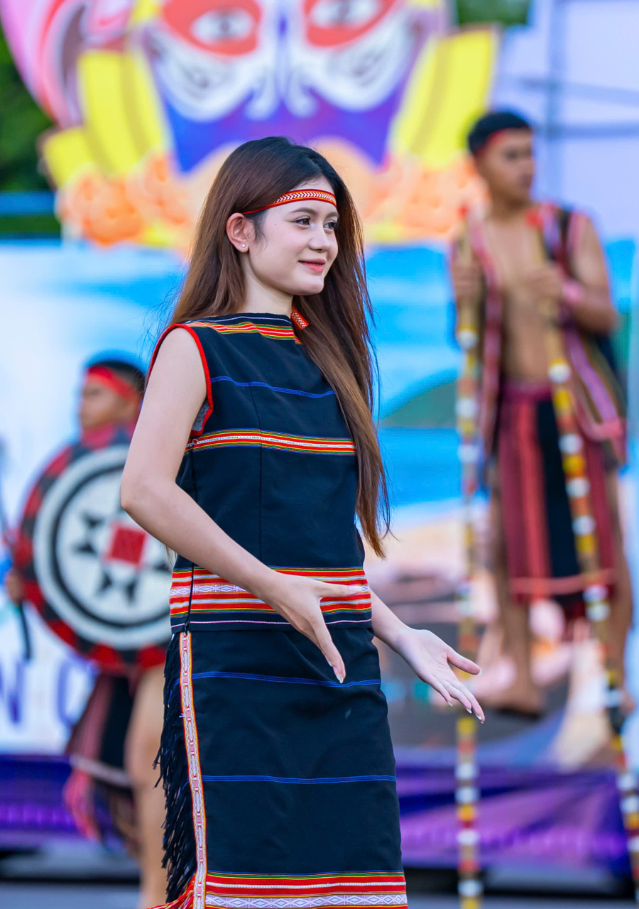 សម្រស់កុមារី ចារី សមាជិកក្រុមគងនៅភូមិពាលីគុរ។ រូបថត៖ Dung Nhan a75ab7368b3b0065592a.jpg