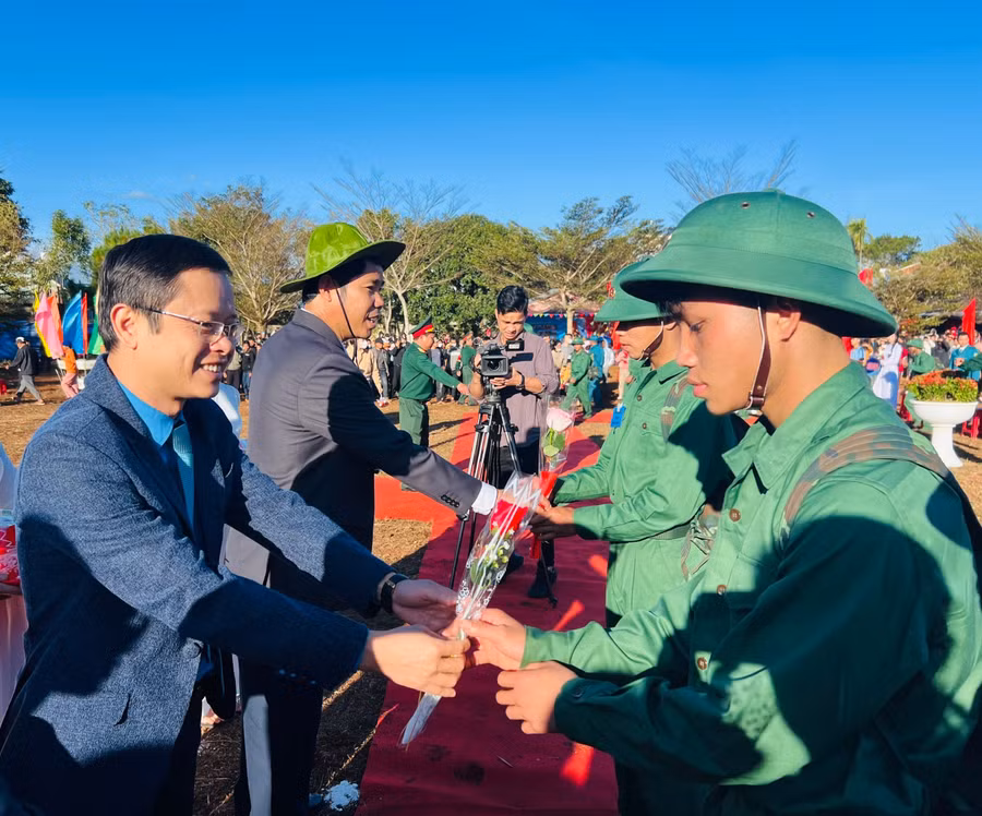 Chủ tịch Liên đoàn Lao động tỉnh Nguyễn Hoàng Phong tặng hoa động viên các tân binh lên đường nhập ngũ. Ảnh: Phan Lài