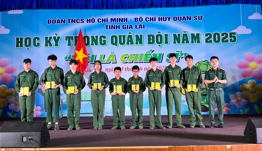 Ban tổ chức trao phần thưởng cho 9 chiến sĩ “nhí” có thành tích xuất sắc trong quá trình sinh hoạt và huấn luyện ở môi trường quân ngũ. Ảnh: P.L b9dfe9121825d659756a0fb373e6c899.jpg