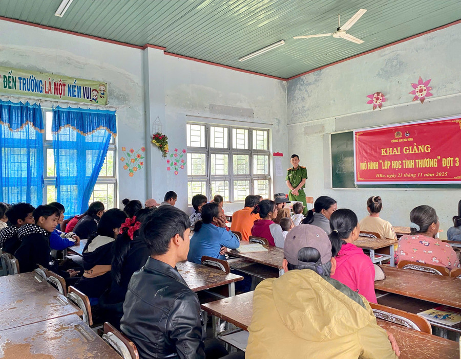 lop-hoc-tinh-thuong-do-cong-an-xa-hra-to-chuc-nham-giup-nguoi-dan-bahnar-biet-doc-biet-viet-anh-tuan-thanh.jpg