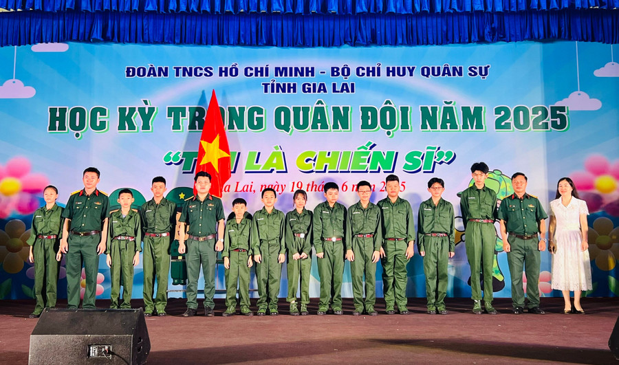 Ban tổ chức động viên các chiến sĩ "nhí" trước khi lên đường nhập ngũ. Ảnh: P.L c198425a57ae165a212e3a68ac7c3ec5.jpg
