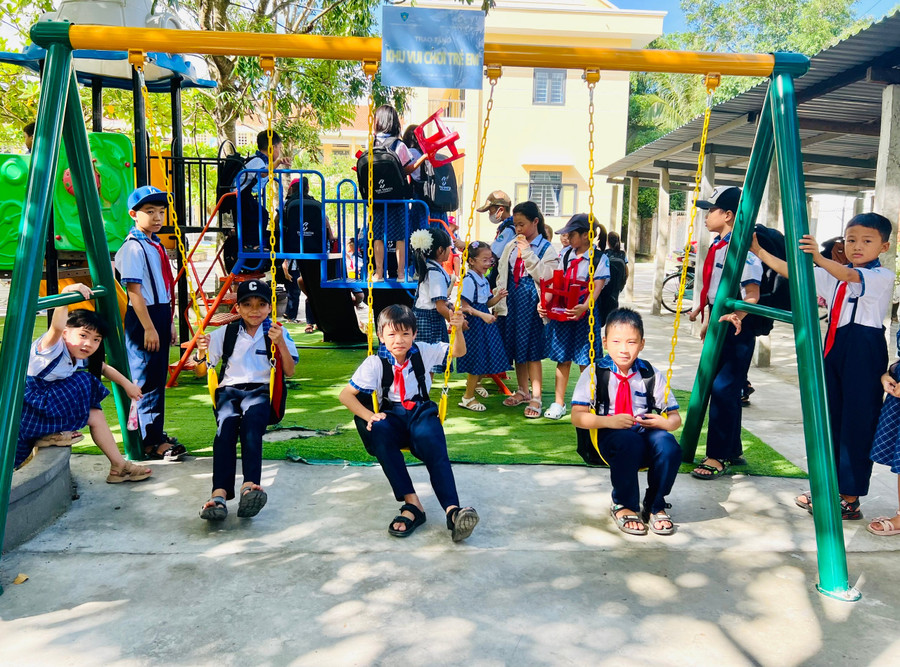 Học sinh Trường Tiểu học số 1 Cát Minh hào hứng vì có khu vui chơi mới. Ảnh: P.L cac-em-hoc-sinh-truong-tieu-hoc-so-1-cat-minh-phan-khoi-vi-co-khu-vui-choi-moi.jpg