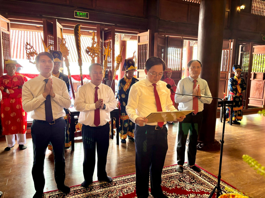 Thay mặt lãnh đạo tỉnh, Bí thư Tỉnh ủy Hồ Quốc Dũng đọc văn cúng Hoàng đế Quang Trung, cầu mong quốc thái dân an, quê hương Gia Lai ngày càng phát triển giàu mạnh. Ảnh: P.L bi-thu-tinh-uy-ho-quoc-dung-doc-van-cung-vua-quang-trung-cau-mong-quoc-thai-dan-an.jpg