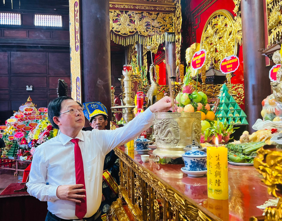 Đồng chí Hồ Quốc Dũng-Ủy viên Ban Chấp hành Trung ương Đảng, Bí thư Tỉnh ủy Gia Lai dâng hương bày tỏ lòng thành kính, tưởng nhớ Hoàng đế Quang Trung. Ảnh: P.L bi-thu-tinh-uy-gia-lai-ho-quoc-dung-dang-huong-tai-den-tho-tay-son-tam-kiet.jpg