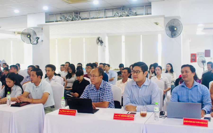 Các đại biểu cùng doanh nghiệp tham gia chương trình phổ biến và hướng dẫn thực hiện chính sách hỗ trợ doanh nghiệp nhỏ, siêu nhỏ và khởi nghiệp. Ảnh: P.L cac-dai-bieu-du-chuong-trinh-pho-bien-va-huong-dan-thuc-hien-chinh-sach-ho-tro-doanh-nghiep.jpg