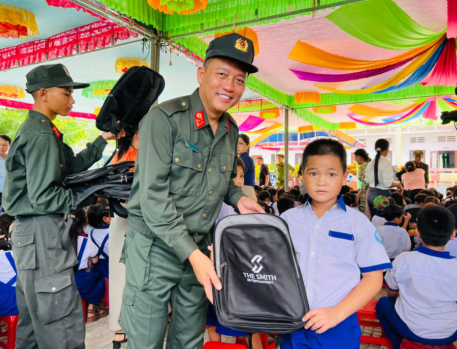 Đại tá Nguyễn Hải Anh-Trung đoàn trưởng Trung đoàn Cảnh sát Cơ động Nam Trung Bộ tặng quà học sinh Trường Tiểu học Cát Tài. Ảnh: Phan Lài dai-ta-nguyen-hai-anh-trung-doan-truong-trung-doan-canh-sat-co-dong-nam-trung-bo-tang-qua-cho-hoc-sinh-truong-tieu-hoc-cat-tai.jpg