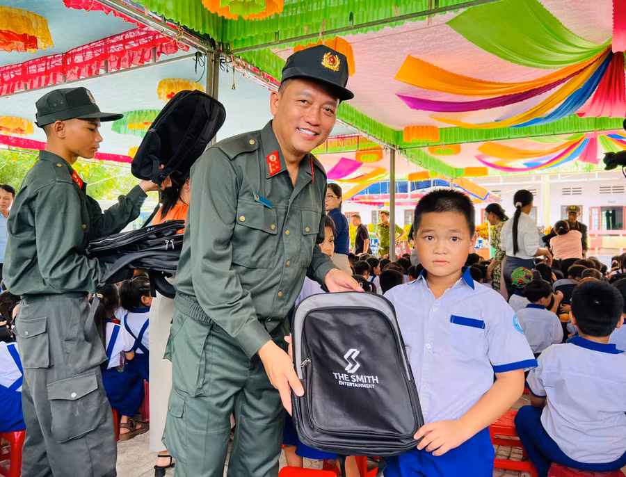 dai-ta-nguyen-hai-anh-trung-doan-truong-trung-doan-canh-sat-co-dong-nam-trung-bo-tang-qua-cho-hoc-sinh-truong-tieu-hoc-cat-tai.jpg