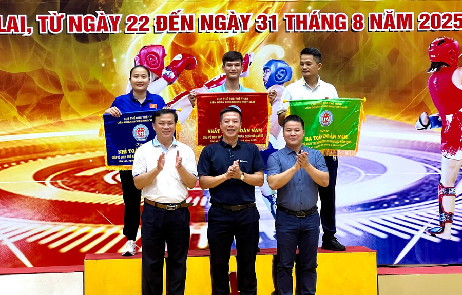 Ban tổ chức trao giải nhất, nhì, ba toàn đoàn cho các đơn vị có thành tích cao ở nội dung thi đấu dành cho nam. Ảnh: M.N dcfd0e51d531fcf97e71378ca43938b6.jpg
